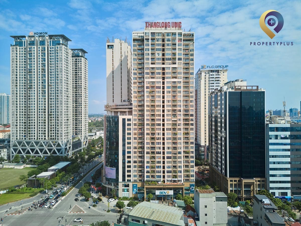 Toà nhà Sun Square nhìn từ mặt đường Lê Đức Thọ với hàng cây xanh mát